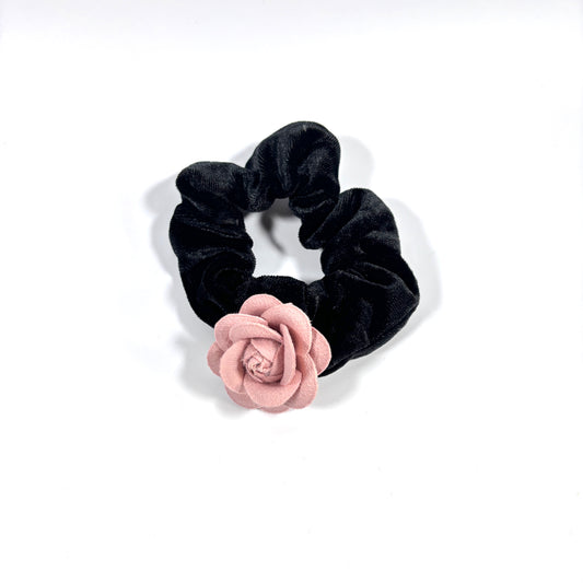 ROSETTE SCRUNCHIE IN ROSE