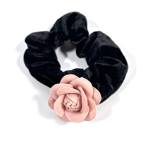 ROSETTE SCRUNCHIE IN ROSE